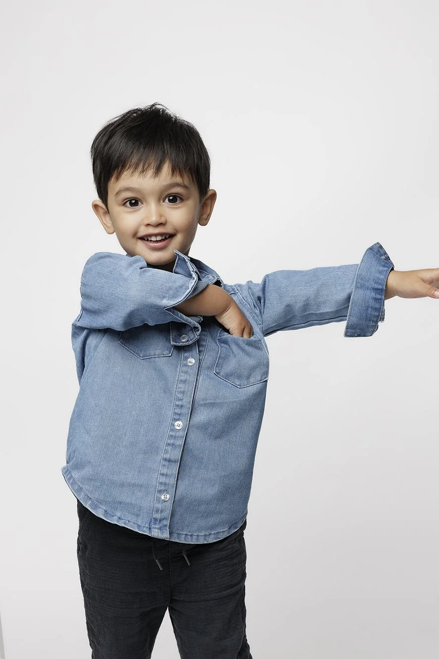 Portrait spontané d’enfant réalisé en studio près de Nantes. Photographe famille et enfant  proche Sucé-sur-Erdre.