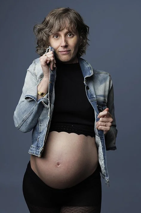 Portrait moderne de grossesse réalisé en studio photo à Nantes