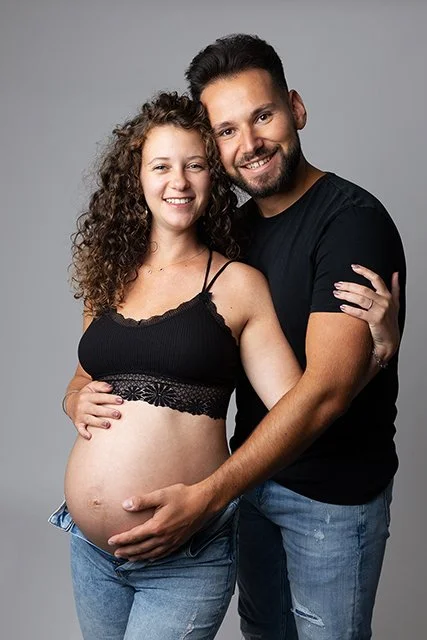 Séance photo grossesse en couple réalisée par une photographe à Nantes