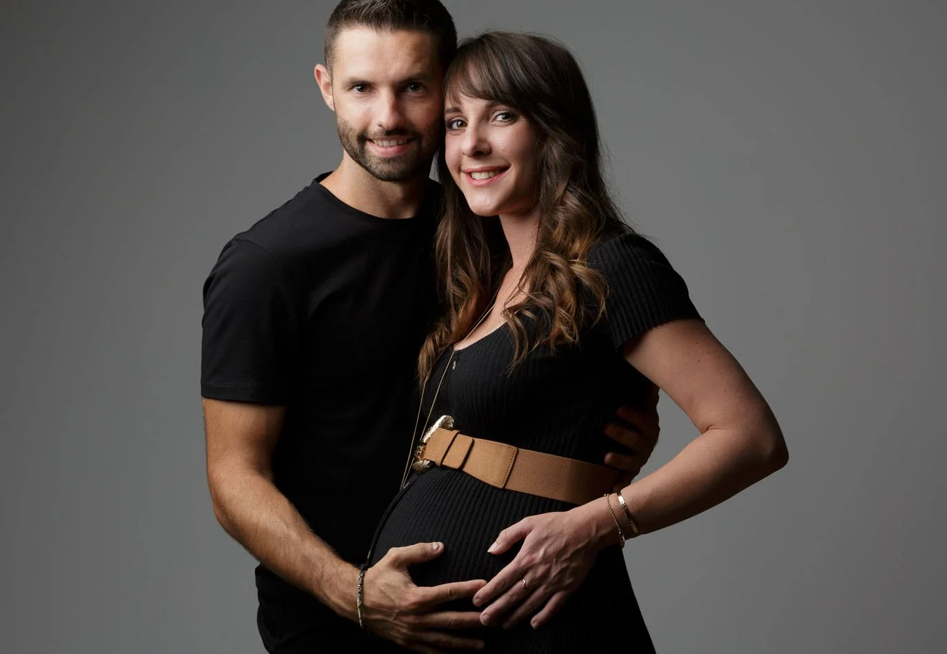Séance photo grossesse en couple réalisée par une photographe à Nantes