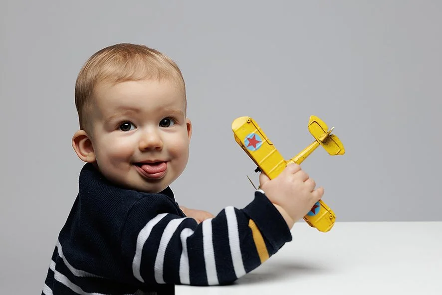 Portrait de bébé en studio réalisé près de Nantes. Séance photo enfant naturelle et lumineuse à Treillières et La Chapelle-sur-Erdre.