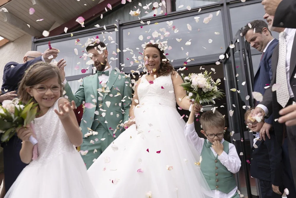 Reportage mariage pendant une sortie de mairie  près de Nantes 