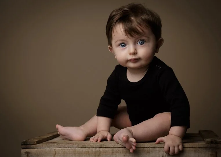 Portrait bébé intime et naturel réalisé en studio à Nantes et Treillières.