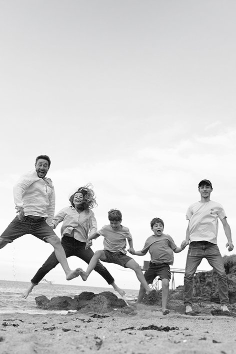 Séance lifestyle  famille réalisée en exterieur  à côté de Nantes par un photographe professionnel