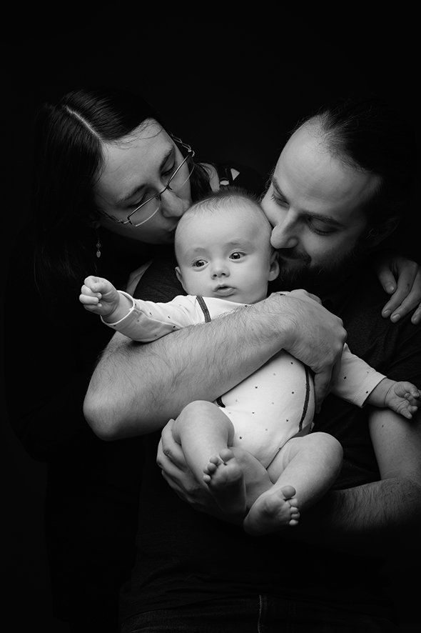 Séance photo famille avec bébé réalisée par une photographe près de Sautron