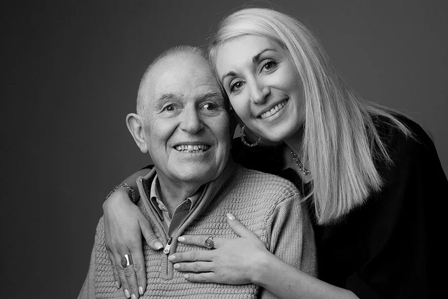 Séance photo chaleureuse réunissant une femme et son papa, deux générations immortalisées en photo