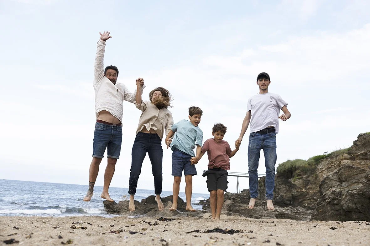 Séance lifestyle  famille réalisée en exterieur en bord de mer a côté de Nantes par un photographe professionnel