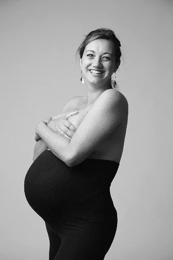 Photo de grossesse en noir et blanc réalisée à Nantes