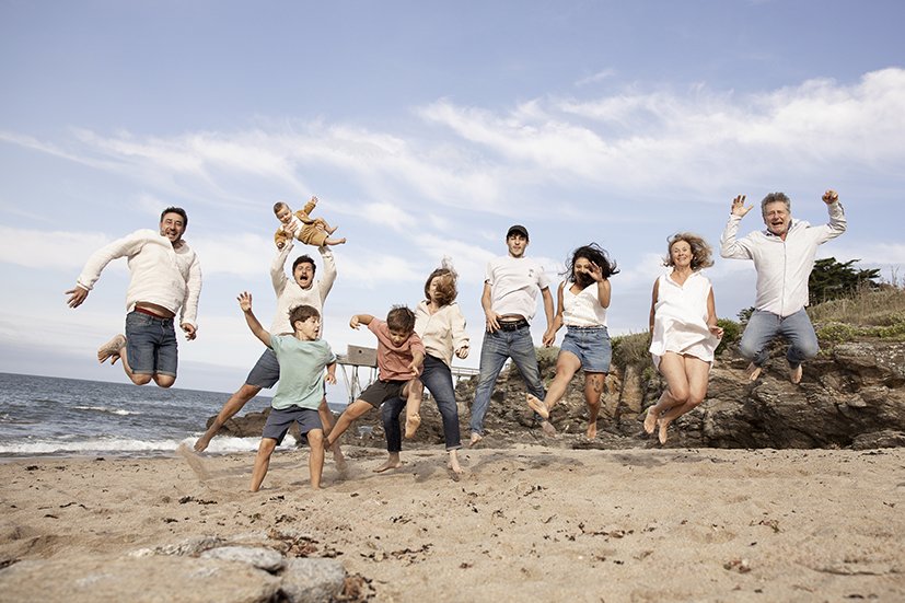 Portrait de famille moderne  réalisé en exterieur en bord de mer a côté de Nantes par un photographe professionnel