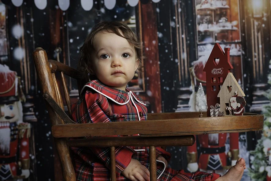 Mini-séance photo enfant dans un décor de Noël féérique à Treillières près de Nantes. Une ambiance chaleureuse et festive pour créer des portraits naturels et authentiques.