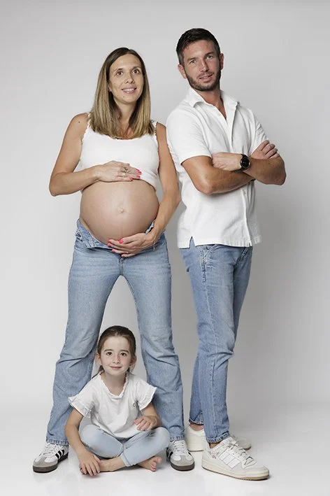 Une femme enceinte et son mari qui posent devant une photographe professionnelle à Nantes