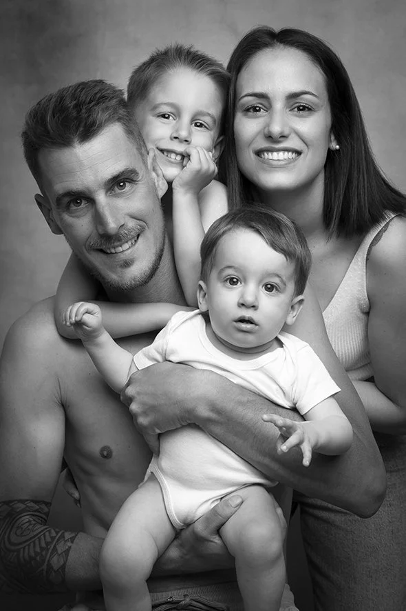 couple avec son bébé photographié dans un studio photo à la chapelle sur erdre 