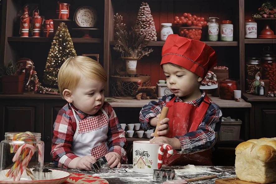 Portrait de famille réalisé lors d’une mini-séance photo de Noël à Treillières, près de Nantes. Une séance conviviale et naturelle dans un décor chaleureux pour créer des souvenirs intemporels.