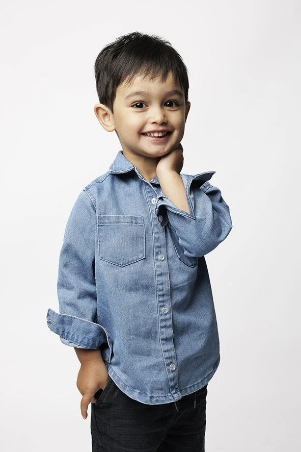 Portrait enfant naturel et élégant réalisé en studio près de Nantes et La Chapelle-sur-Erdre.