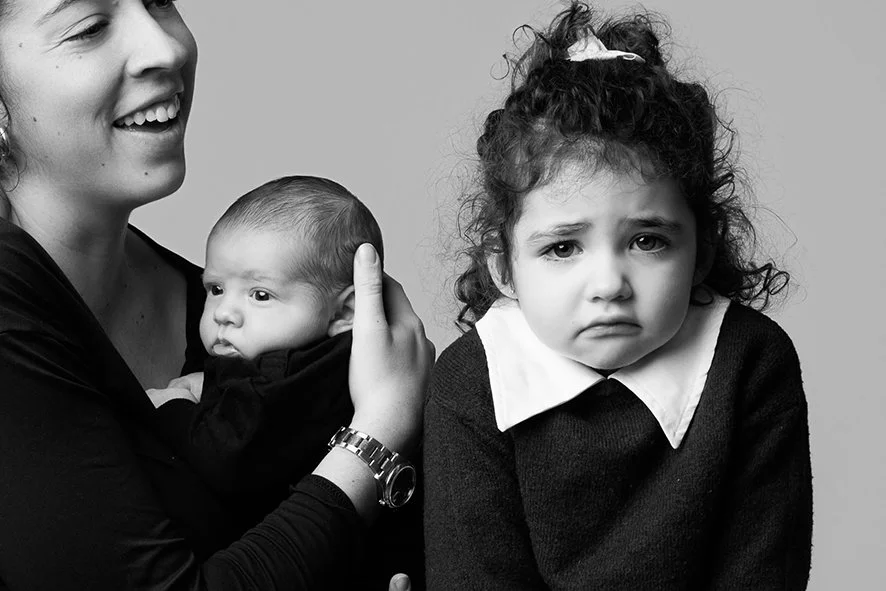 petit fille boudeuse photographiée en studio a Nantes 