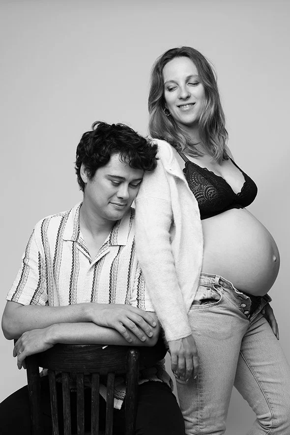Séance photo grossesse en couple réalisée par une photographe à Nantes