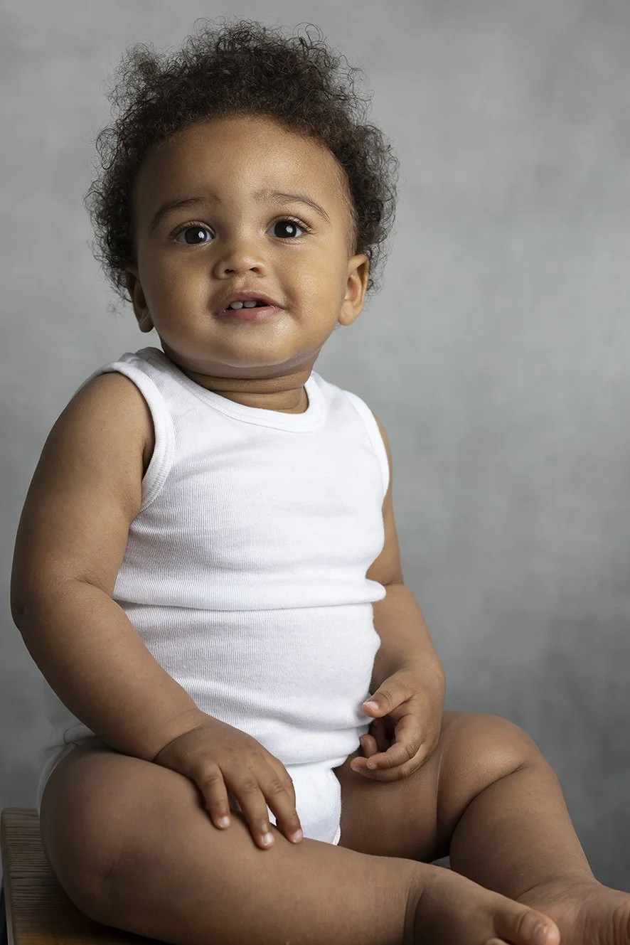 Gros plan portrait bébé réalisé en studio près de Nantes avec lumière naturelle et ambiance douce.