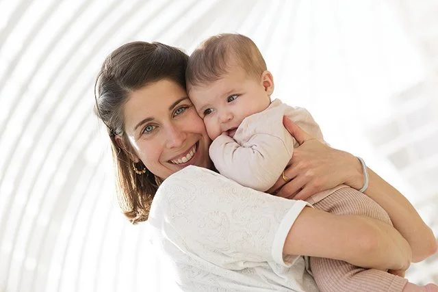 Portrait d'une maman et sa fille réalisé en exterieur à Sautron  près de Nantes par un photographe 