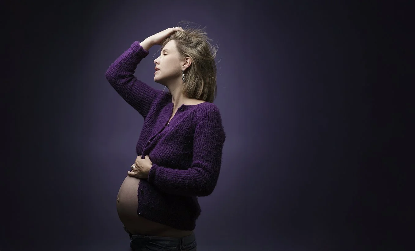 Femme enceinte qui pose naturellement dans un studio photo à Nantes