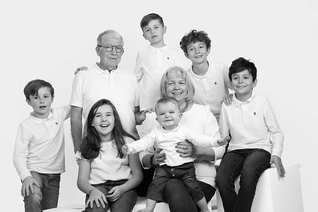 Des portraits de famille authentiques et intemporels réalisés en studio à Treillières près de Nantes pour capturer la complicité entre générations.