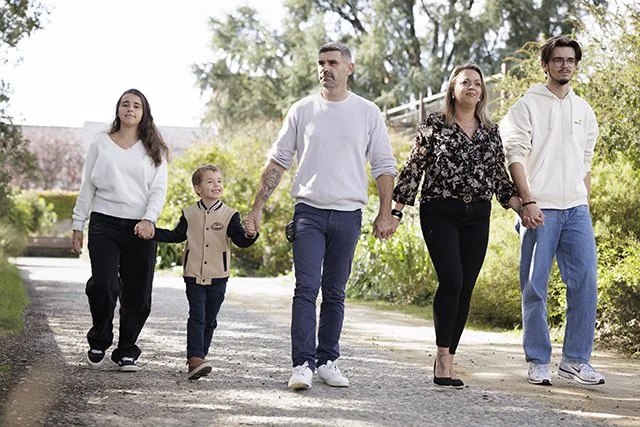 Portrait de famille  réalisé en exterieur à Nantes au parc de Procé par un photographe professionnel