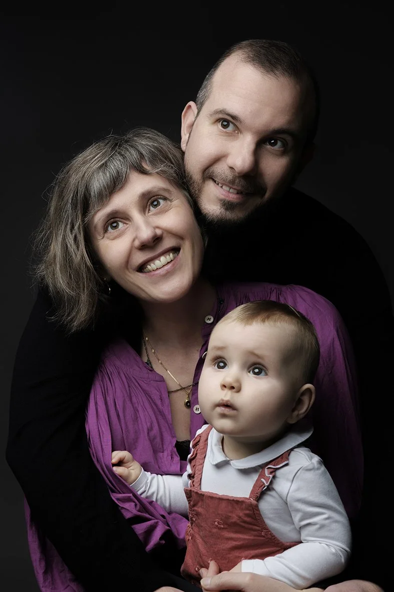 Séance famille avec bébé réalisée en studio ou en extérieur près de Nantes, Sautron et Treillières. Ambiance douce et lumineuse.
