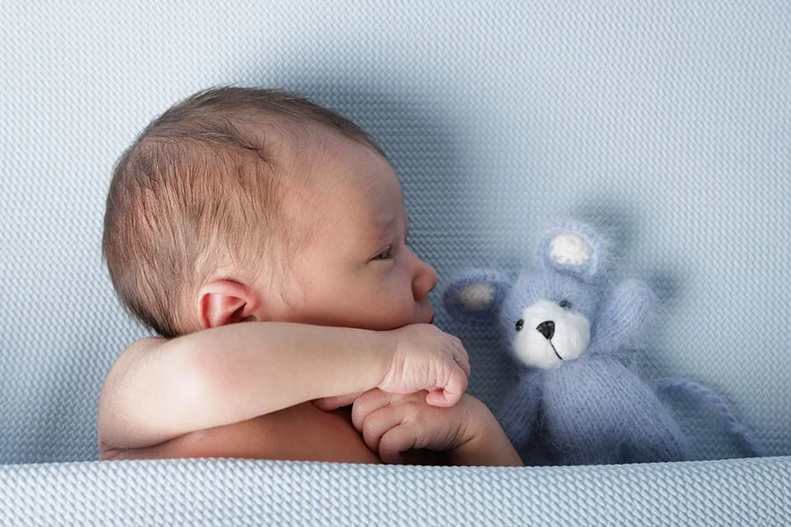 Portrait bébé en studio réalisé par une photographe à Nantes