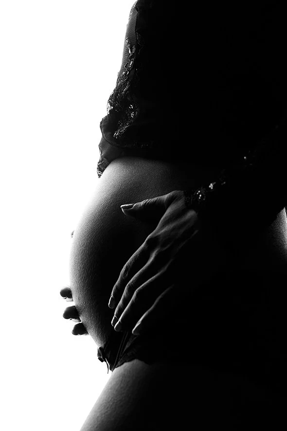 Détail artistique d’un ventre de grossesse photographié en studio