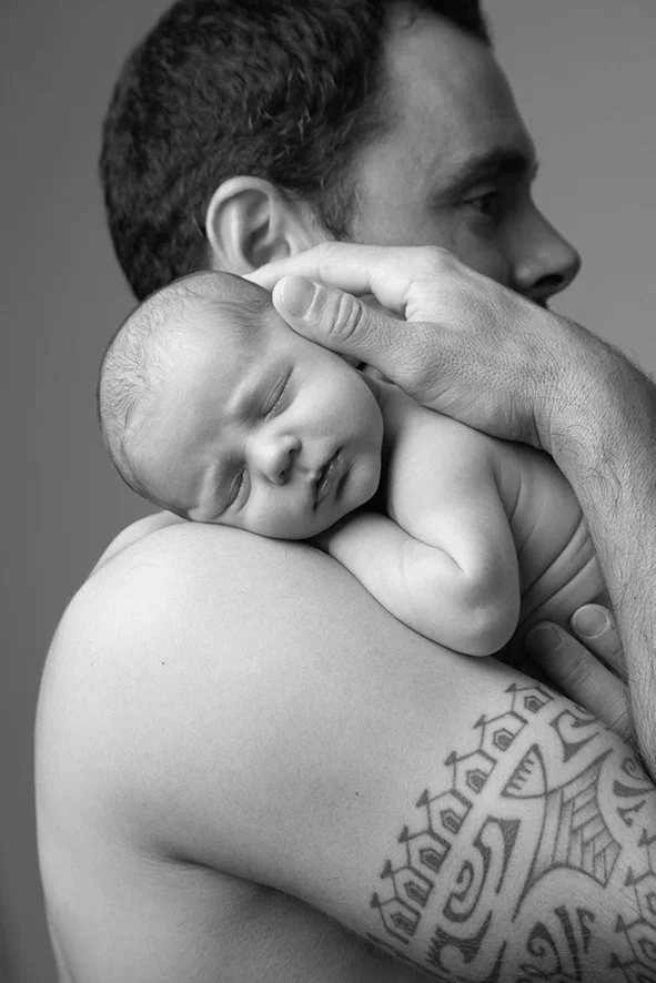 Photo de bébé en noir et blanc réalisée à Nantes