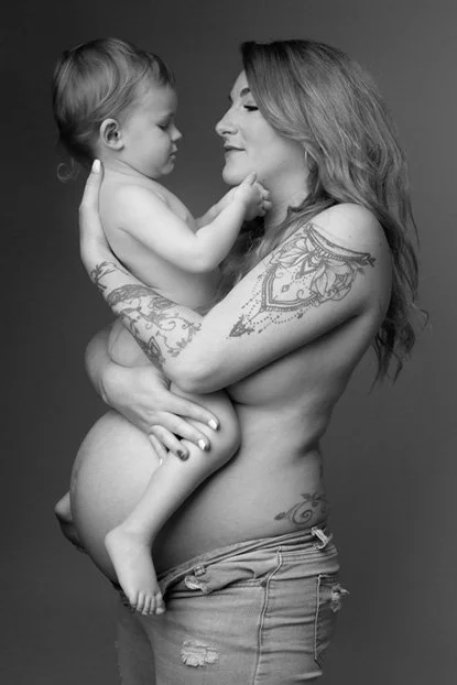 Portrait de grossesse avec enfant réalisé par une photographe à Nantes