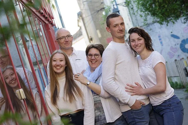 Portrait de famille avec les grands-parents  réalisé en exterieur près de Nantes par un photographe professionnel