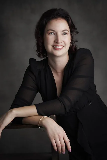 Portrait professionnel femme réalisé à Nantes avec une lumière naturelle et élégante.