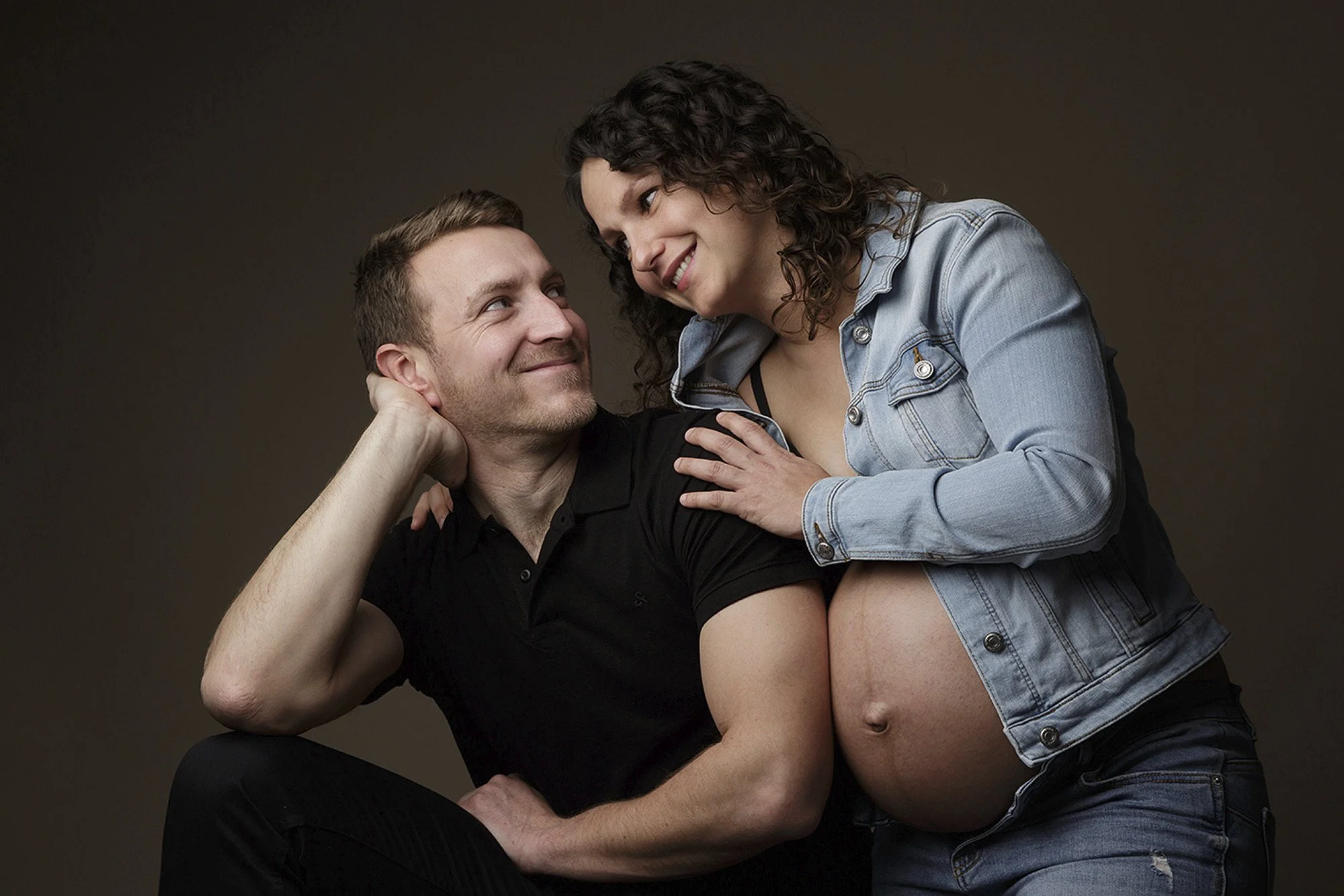 Séance photo grossesse en couple réalisée par une photographe à Nantes