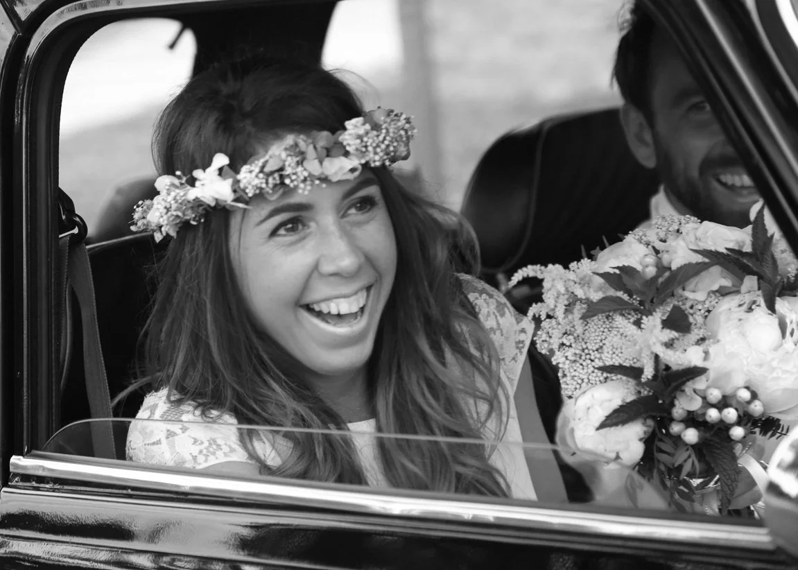 Une mariée joyeuse a la mairie de Sautron pres de Nantes