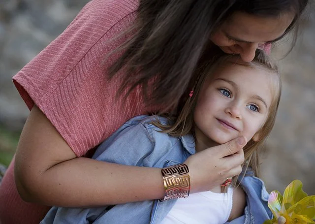Portrait d'une maman et sa fille réalisé en exterieur à Orvault près de Nantes par un photographe 