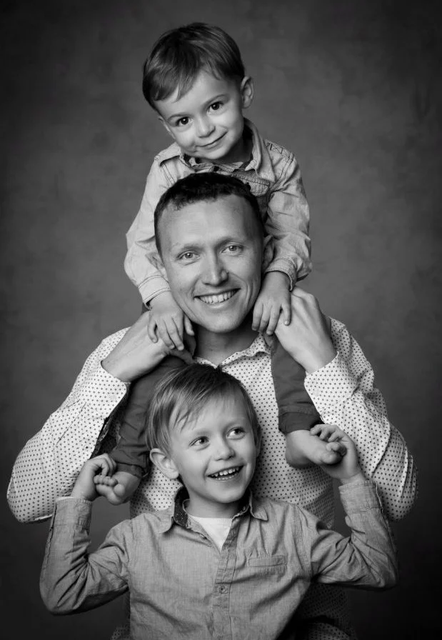 Portrait famille réalisé à La Chapelle-sur-Erdre près de Nantes. Séances photo naturelles pour créer des souvenirs authentiques.
