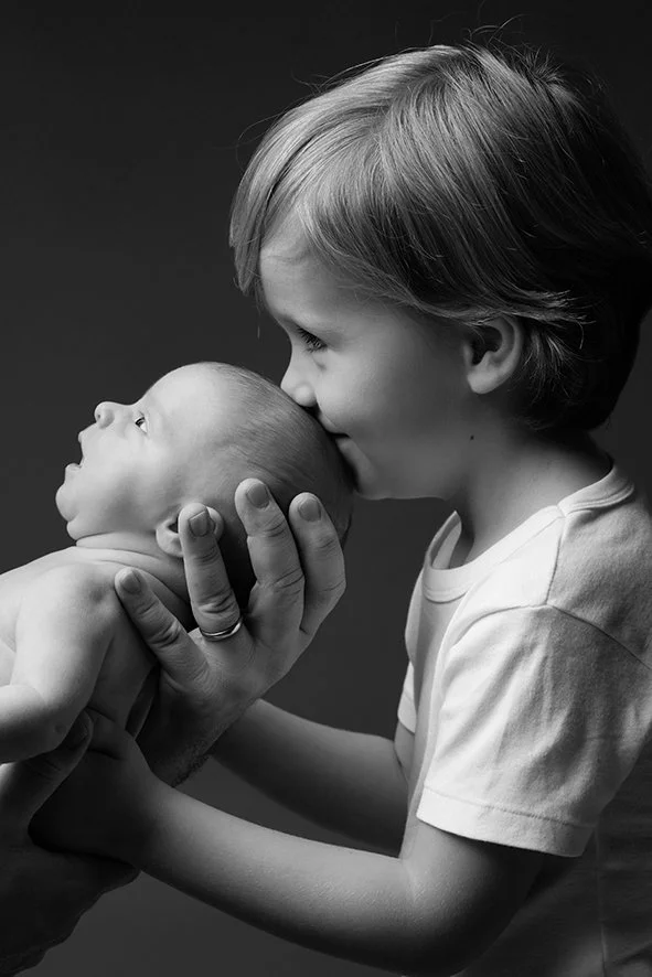 Séance photo fratrie avec nouveau-né réalisée par une photographe à Nantes