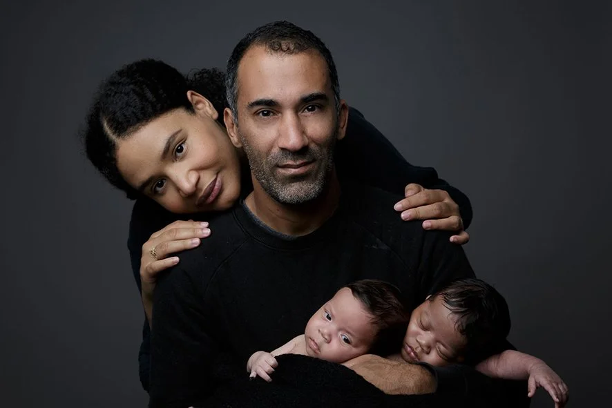 famille avec bébé jumeaux  photographié par un photographe à la Chapelle sur Erdre 