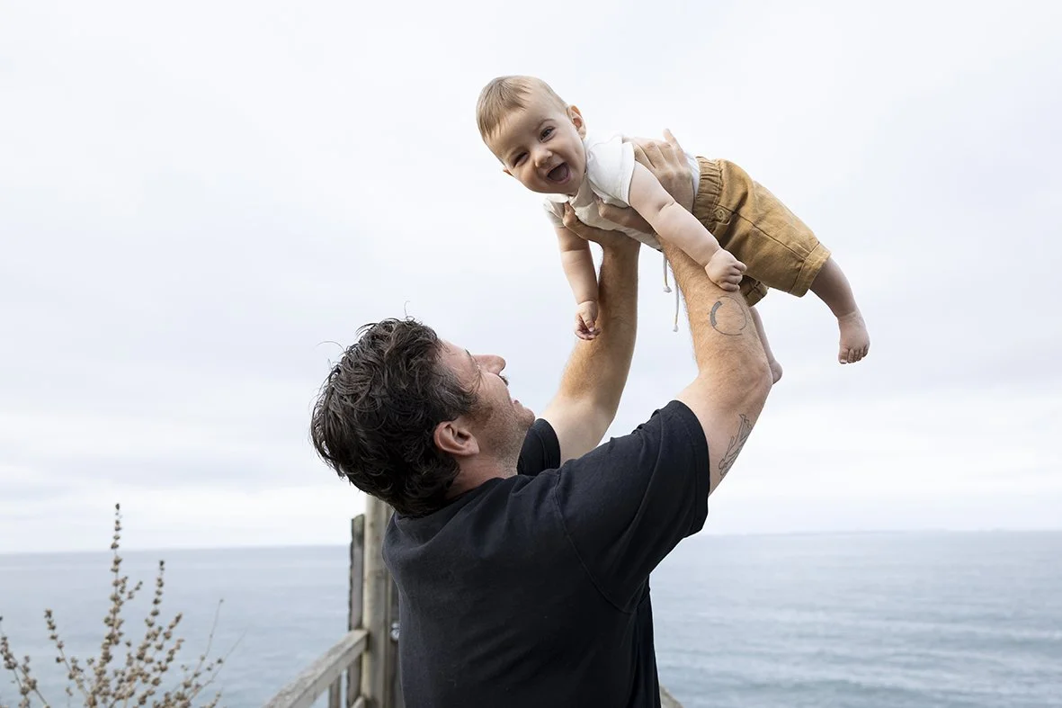 Portrait en bord de mer d'un papa et son bébé réalisé par un photographe professionnel à Prefailles