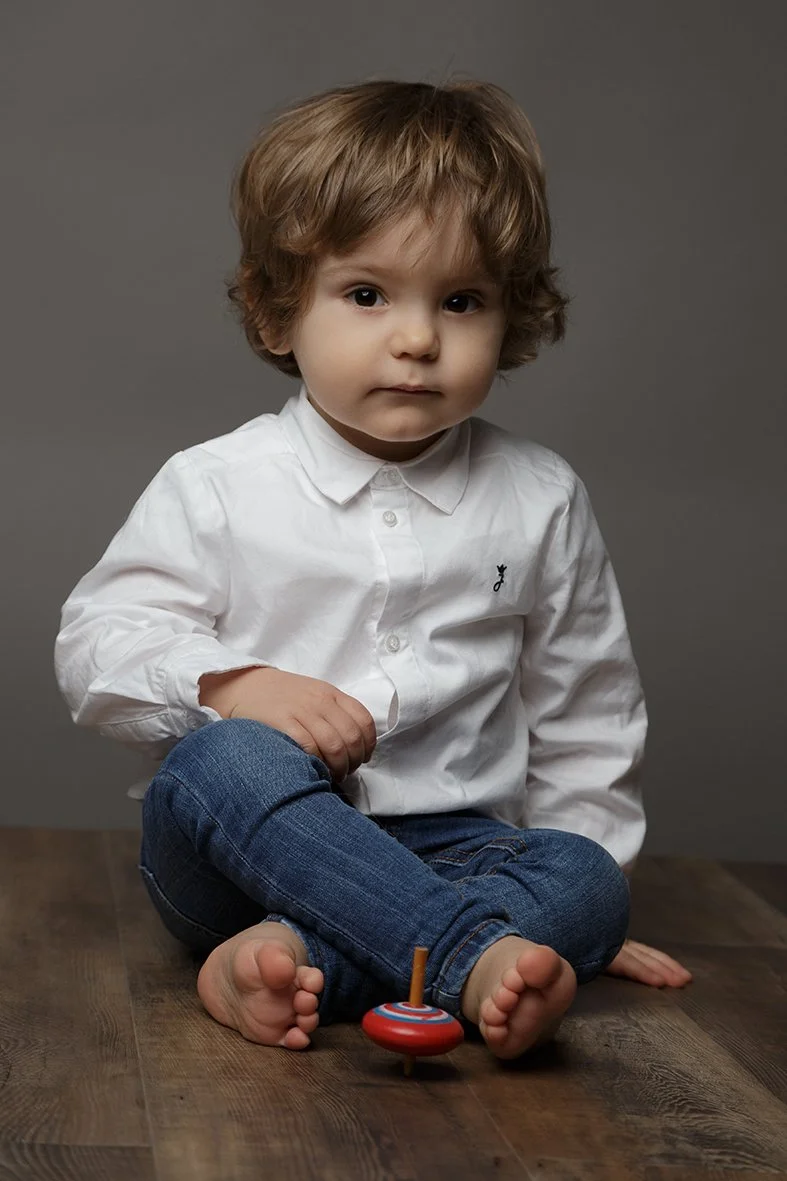Portrait enfant en studio avec ambiance douce et naturelle réalisé près de Nantes et La Chapelle-sur-Erdre.