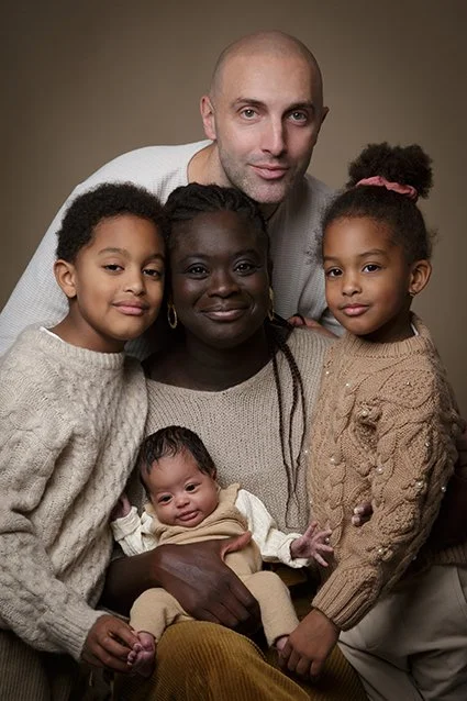 Séance famille avec bébé réalisée en studio ou en extérieur près de Nantes, Sautron et Treillières. Ambiance douce et lumineuse.
