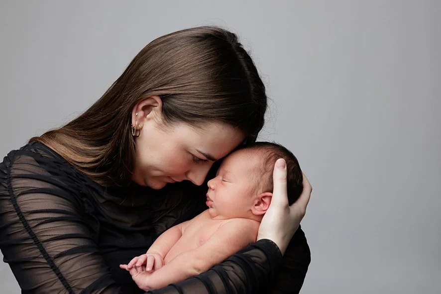 Portrait bébé en studio réalisé par une photographe à Nantes