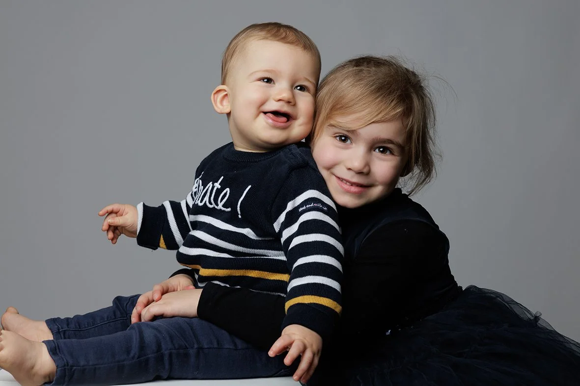 Frère et soeur photographiés dans un studio photo professionnel près de Nantes