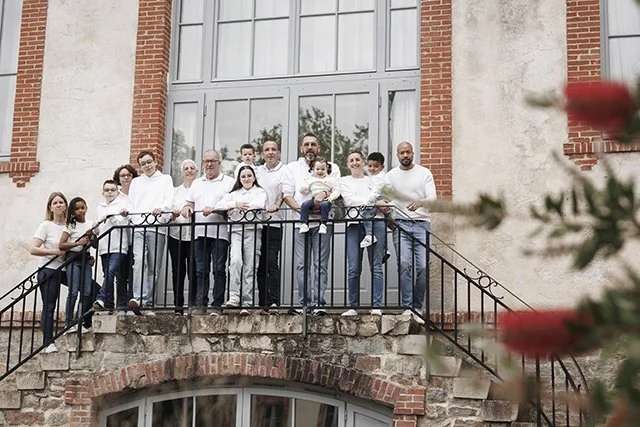 Portrait de famille  en jeans réalisé en exterieur à Sautron  près de Nantes par un photographe professionnel