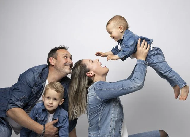 Portraits d’enfants et séances famille réalisés près de Nantes, Treillières et La Chapelle-sur-Erdre dans un style naturel et authentique.