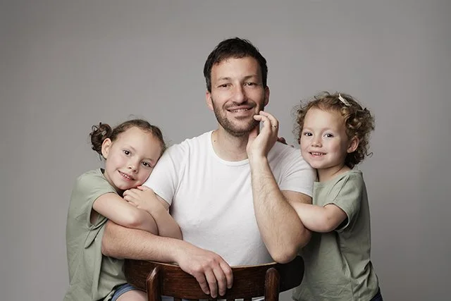 Portrait de papa réalisé en studio à Treillières près de Nantes avec ambiance douce et épurée.