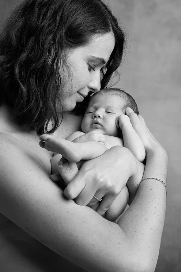 Photo de bébé en noir et blanc réalisée à Nantes