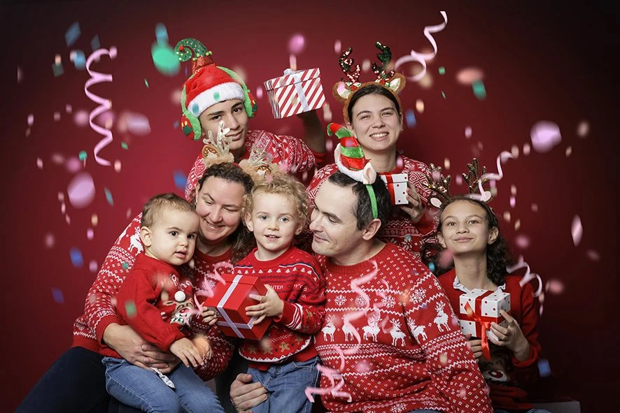 Séance photo famille de Noël réalisée dans mon studio à Treillières près de Nantes et Sautron. Des images pleines d’émotion, de douceur et de complicité pour célébrer les fêtes en famille.