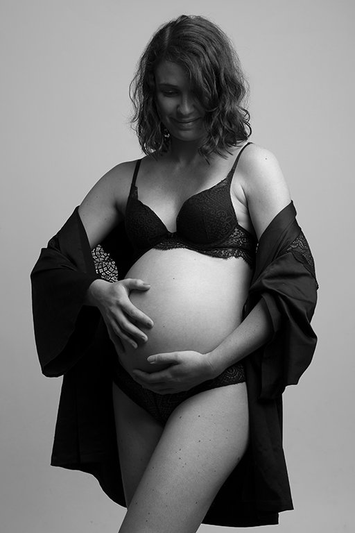 Portrait artistique de grossesse réalisé en studio à Nantes