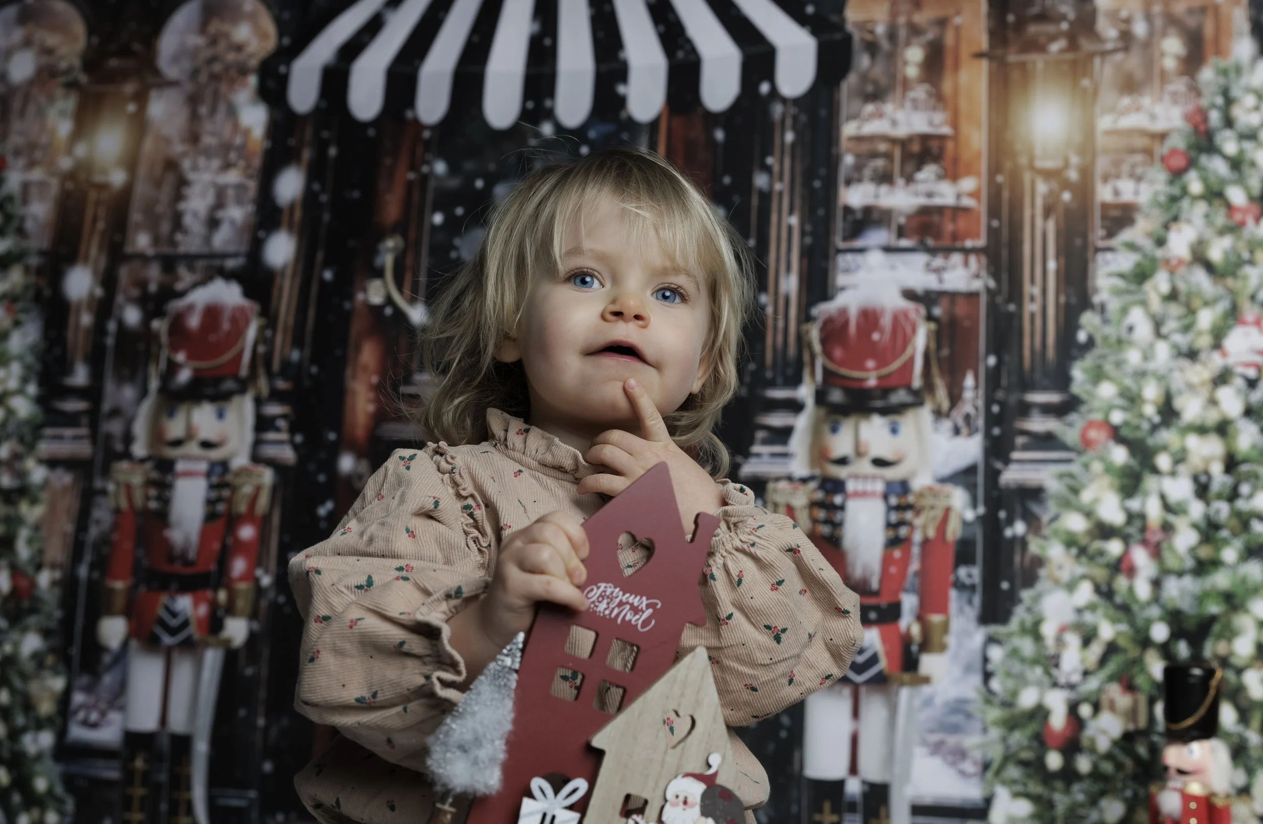Séance photo enfant sur le thème de Noël dans mon studio photo à Treillières, près de Nantes et Sautron. Des décors festifs et une atmosphère magique pour immortaliser la magie des fêtes.